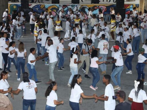 Implanta Cuba récord mundial de mayor tiempo bailando casino (+Fotos)