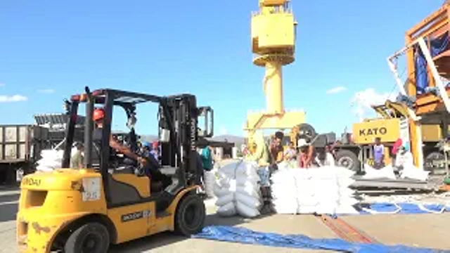 Realizan descarga de arroz en Santiago de Cuba para distribuir a la población