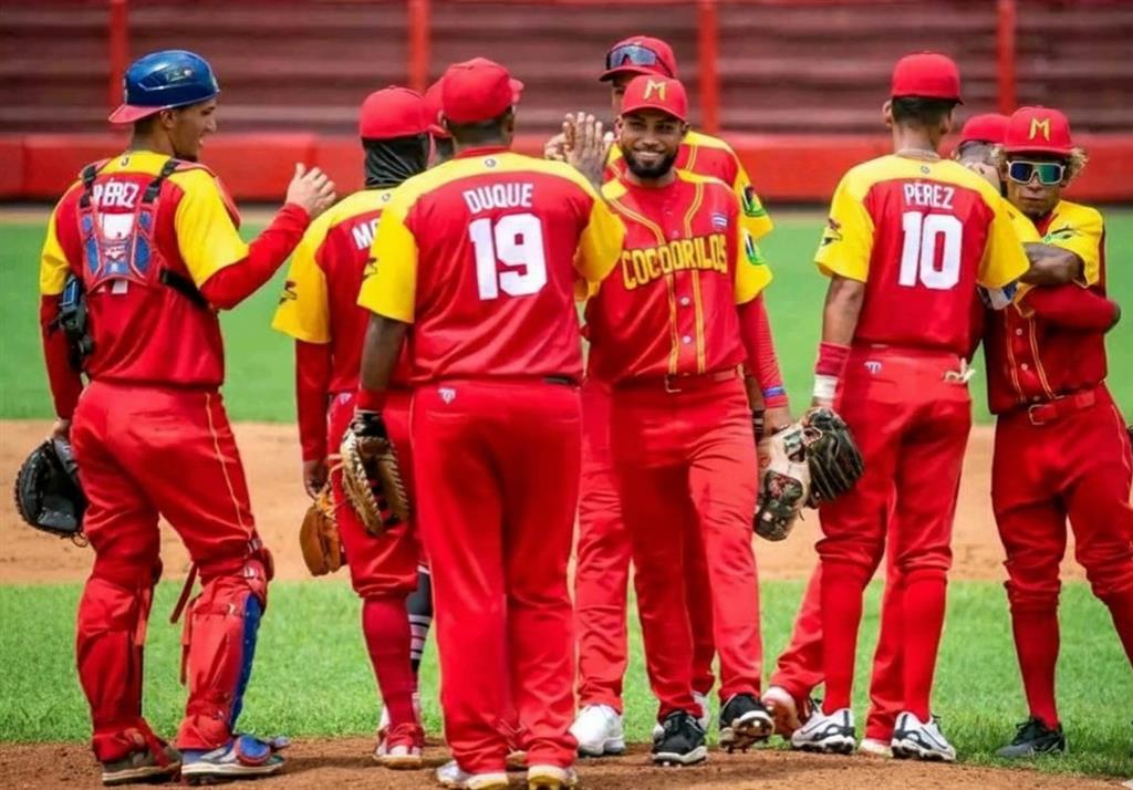 Cocodrilos a medio juego de la cima en serie beisbolera cubana