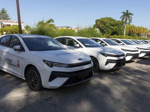 Moskvich donados por Rusia a Cuba circulan en La Habana