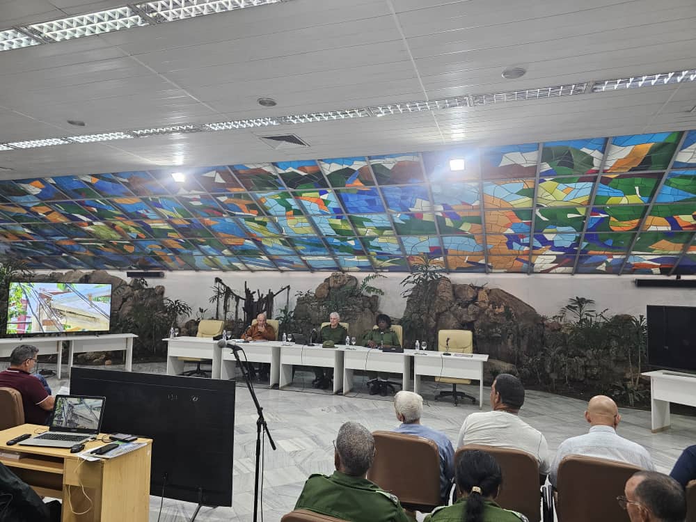 Chequea Díaz-Canel marcha de las acciones de recuperación de servicios e infraestructuras afectadas por el Huracán Melissa en Santiago de Cuba