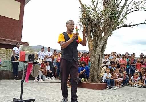 Brigada escénica regala su arte en Tercer Frente tras el paso del Huracán Melissa