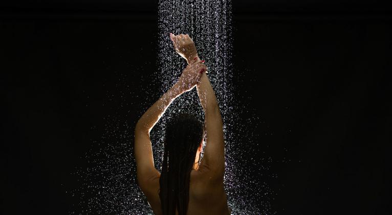 Duchas a oscuras: la nueva tendencia que promete grandes beneficios para el sueño