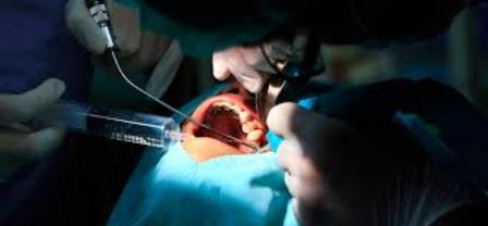 Emplean novedoso equipo en cirugía bucal