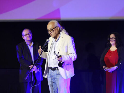 Coral de Honor para legendarios Estudios Churubusco de México