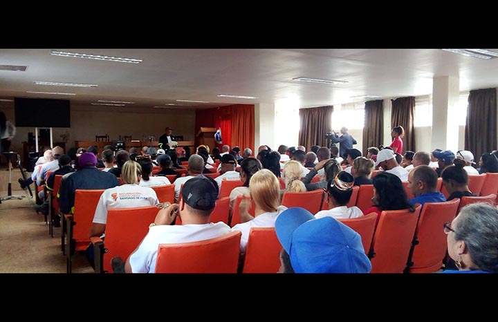 Homenajean en Artemisa a eléctricos tras labor en Santiago