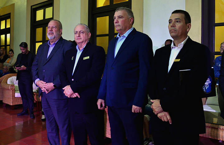 Acude Marrero Cruz a celebración de los 95 años del Hotel Nacional