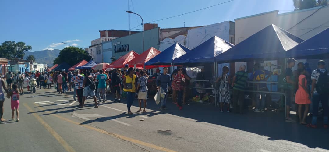 Ferias de fin de año en Santiago saludan aniversario 67 de la Revolución (+Fotos)