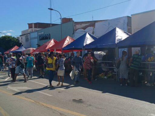 Ferias de fin de año en Santiago saludan aniversario 67 de la Revolución (+Fotos)