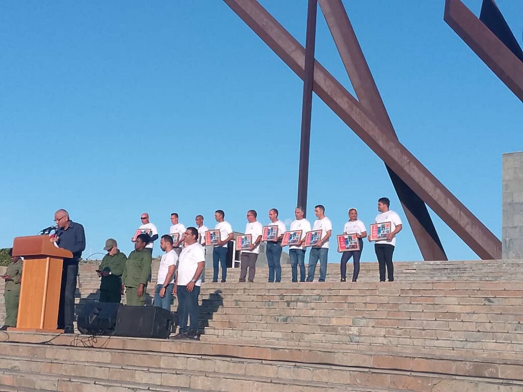 Despiden brigadas eléctricas en Santiago tras huracán Melissa