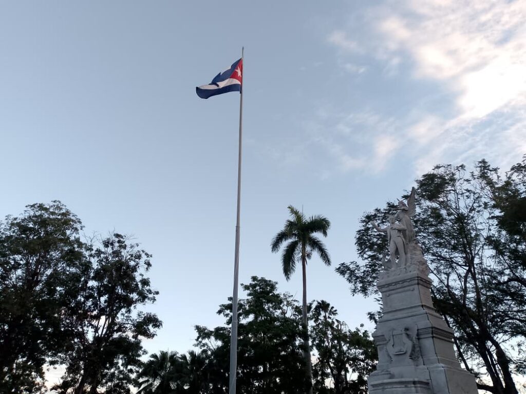 Realizan en Santiago de Cuba izaje de banderas de alto porte (+Fotos)