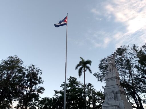 Realizan en Santiago de Cuba izaje de banderas de alto porte (+Fotos)