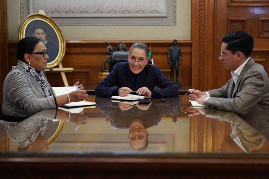 Sheinbaum conversa con papa León XIV para invitarlo a México