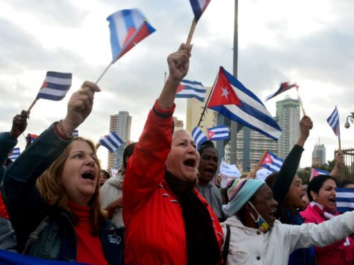Destacan autoridades marcha en tributo a los héroes caídos