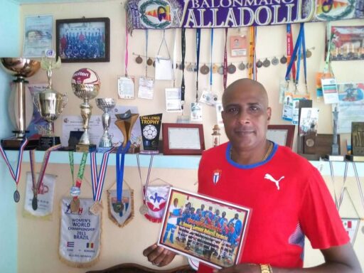 Lorenzo Maturell Verdecia: El silbato que guió a Cuba hacia la gloria. Santiago de Cuba despide al histórico entrenador de balonmano, arquitecto de sueños y forjador de campeonas.