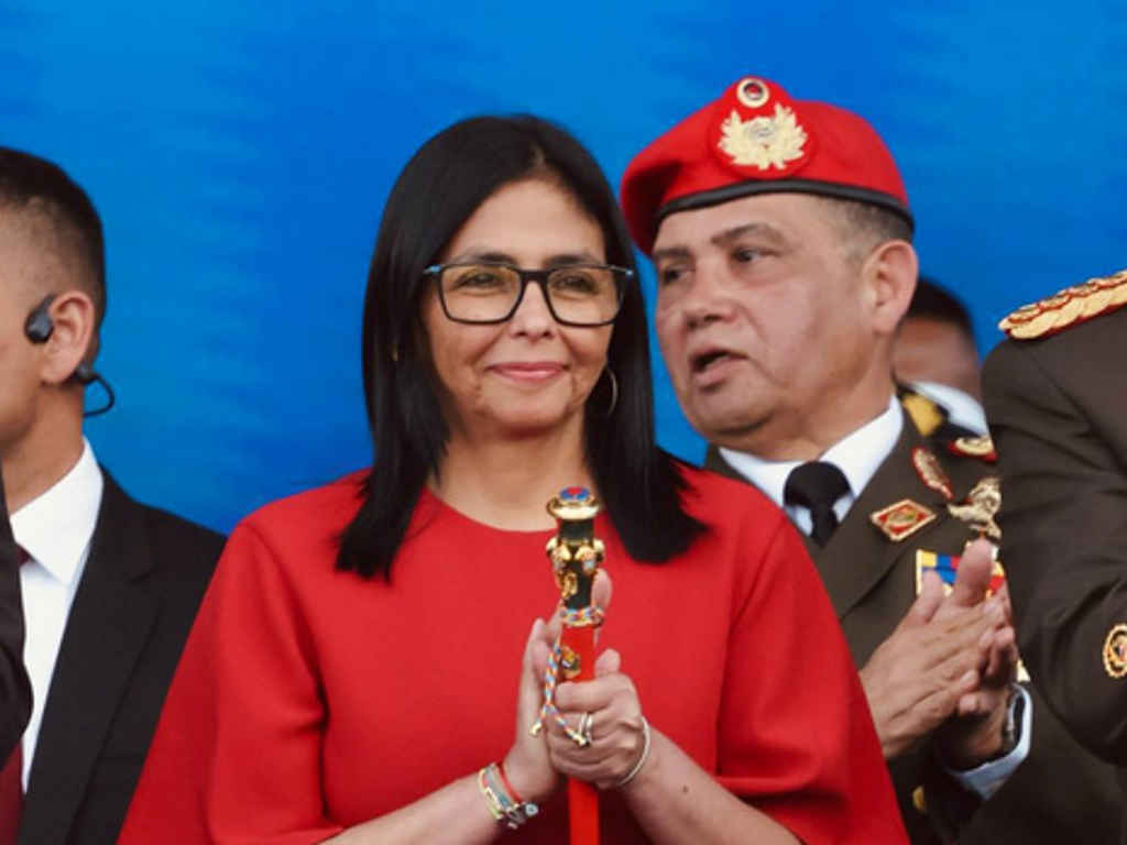 Recibí insignias de FANB con espíritu de libertadores, afirma Delcy