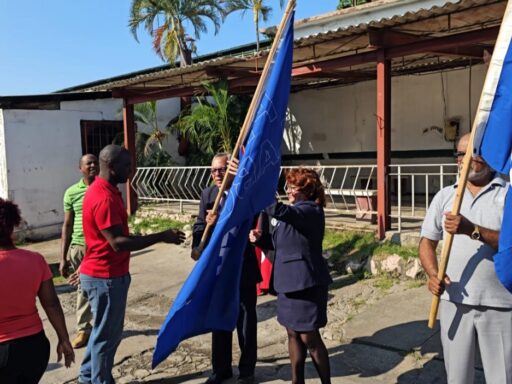 Entregan Bandera Proeza Laboral a Colectivos destacados del sector del Transporte en Santiago de Cuba