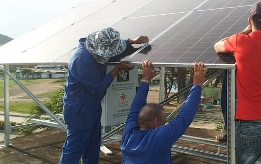 Instalan paneles solares en servicios vitales de Segundo Frente