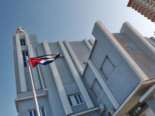 Una «pequeña cumbre reaccionaria y neocolonial»