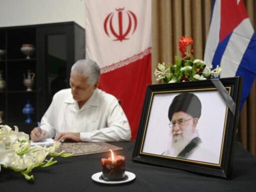 Firma Presidente cubano Libro de Condolencias en honor al Gran Ayatolá Alí Jameneí