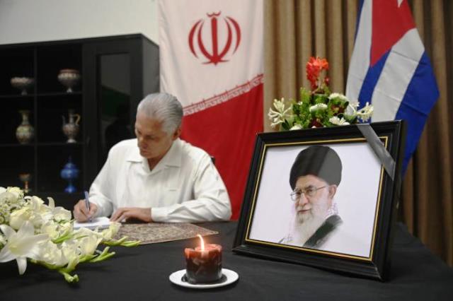 Firma Presidente cubano Libro de Condolencias en honor al Gran Ayatolá Alí Jameneí