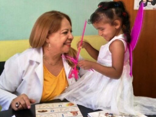 Defectóloga amante de la muñequería