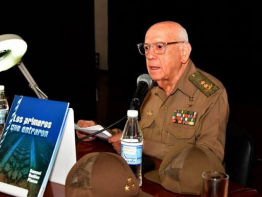 Presentan libro sobre la victoria contra la invasión por Playa Girón