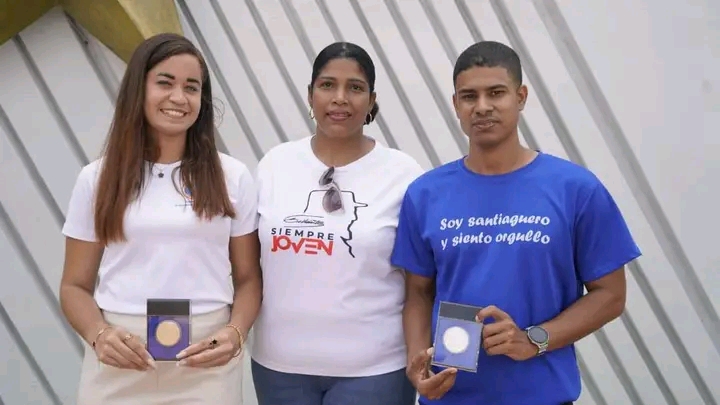Legado en dos corazones: Juventud y memoria se funden en la medalla de Santiago