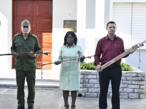 Recibe Universidad de Oriente Réplica del Machete de Máximo Gómez
