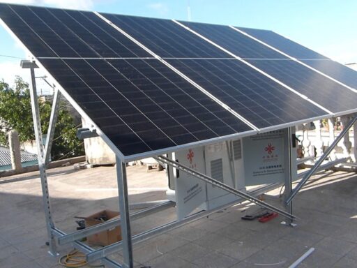 Instalan módulos fotovoltaicos en instituciones de servicios en Songo La Maya (+Fotos)