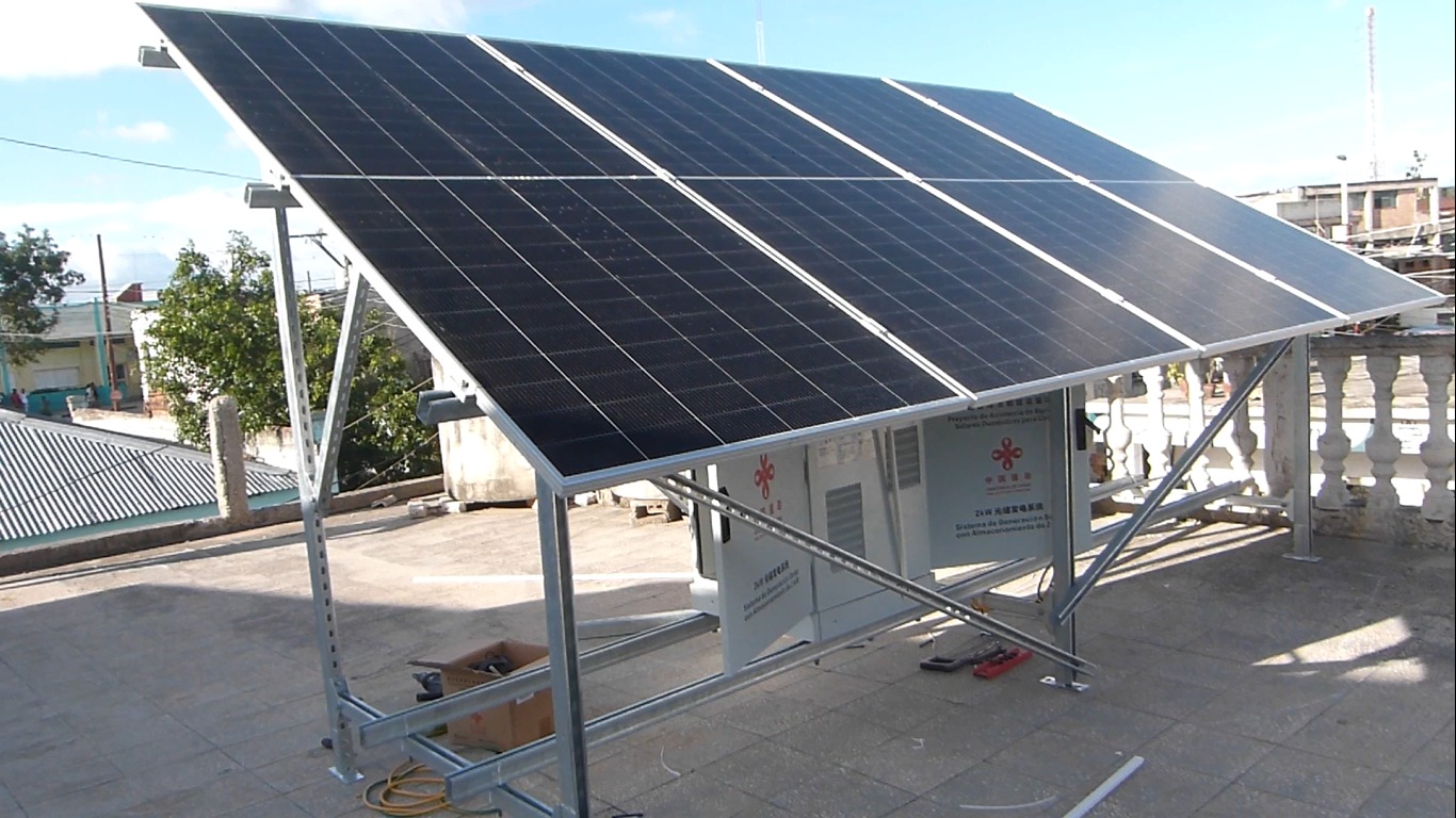 Instalan módulos fotovoltaicos en instituciones de servicios en Songo La Maya (+Fotos)