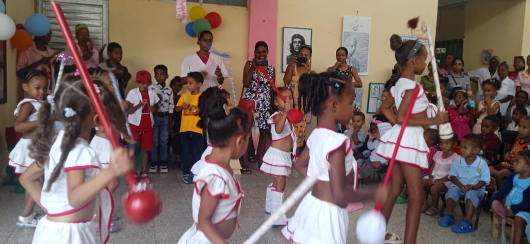 “Estrellita Roja” brilló con luz propia en el aniversario 65 de los círculos infantiles (+Fotos)