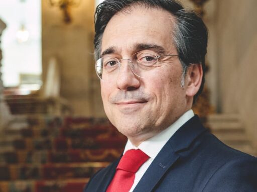 España temerosa de amenazas de Trump, apuesta por mediación