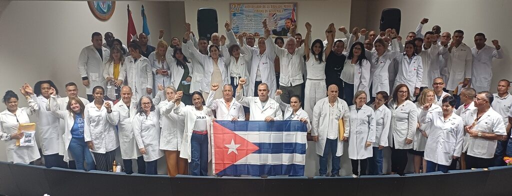 Grupo de 46 colaboradores de la salud cubanos regresa desde Guatemala