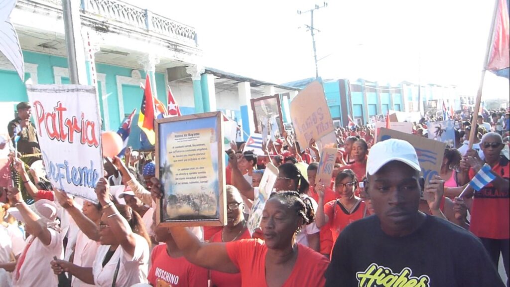 Desfile Proletario en Songo La Maya: la clase obrera reafirma su fe en ...