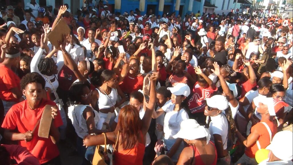 Desfile Proletario en Songo La Maya: la clase obrera reafirma su fe en ...