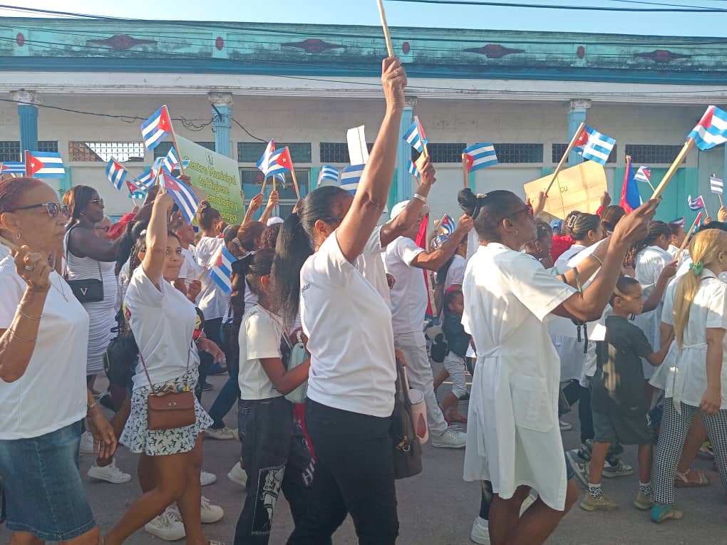 Desfile Proletario en Songo La Maya: la clase obrera reafirma su fe en ...