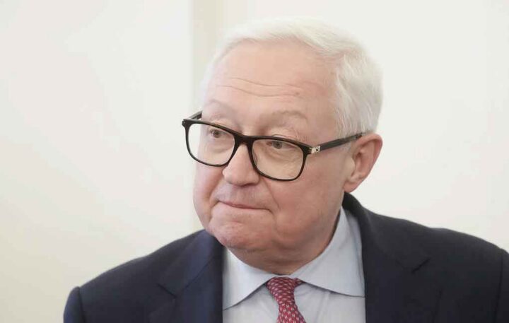 Irán comprometido en no poseer armas nucleares, afirma Rusia