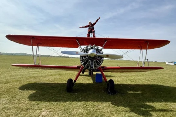 Anciano de 98 años bate récord Guinness al volar sobre las alas de un avión