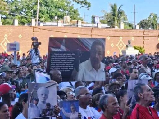 Tribunas abiertas en toda Cuba en respaldo a Raúl