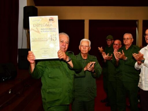 El General de Ejército felicita al INRE en su aniversario 45