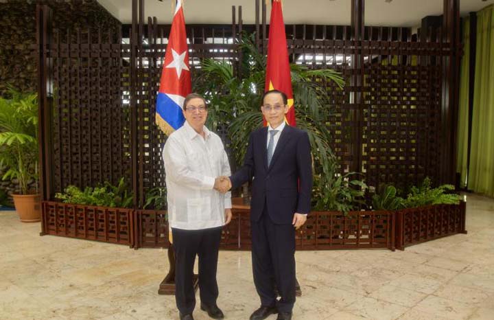Recibe canciller cubano a homólogo vietnamita de visita en el país