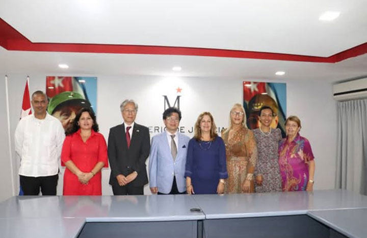 Ministra de Justicia recibió a presidente de Fundación japonesa