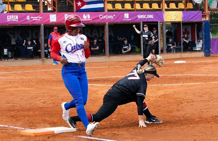 Cuba sufre tercer revés en Mundial de Sóftbol Femenino