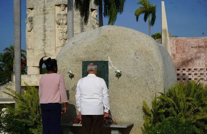 Santiago de Cuba rinde homenaje a los padres desde la memoria patria(+Fotos)
