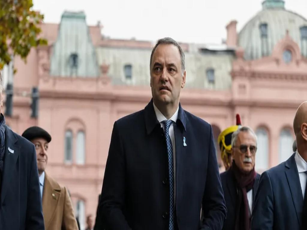 Acusado de corrupto, Adorni sigue en la palestra pública argentina