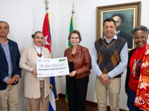 Educadores brasileños entregan donación solidaria a Cuba