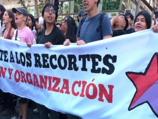 Estudiantes chilenos mantienen llamado a protesta contra recortes