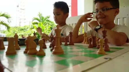 Celebran evento deportivo de ajedrez para niños