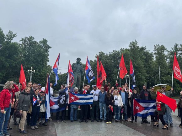 Caravana por Cuba en las calles de Rusia